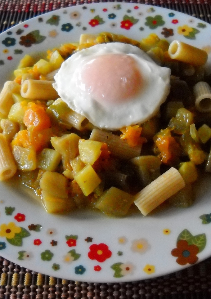 Una foto de Macarrones integrales con pisto de calabaza