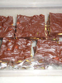Una foto de Fundentes de chocolate y pistachos