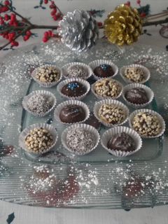 Una foto de Bombones decorados para Navidades