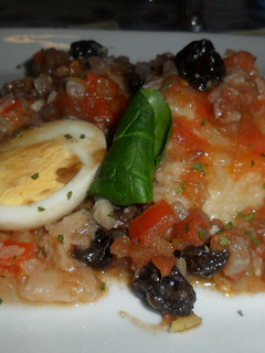 Una foto de Bacalao con pasas de uvas y huevos duros