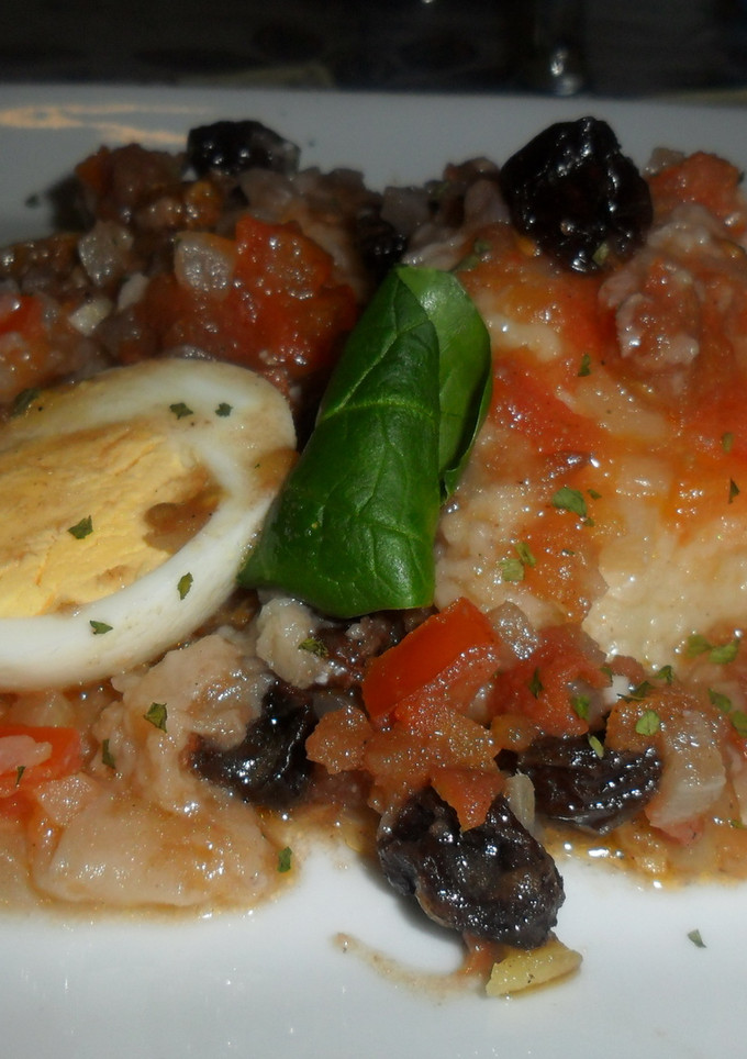Una foto de Bacalao con pasas de uvas y huevos duros