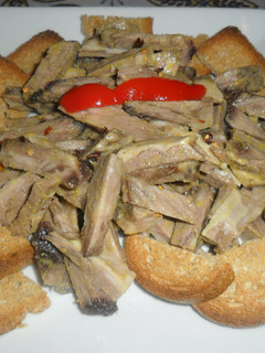 Una foto de Carne fría con salsa de mostaza picante