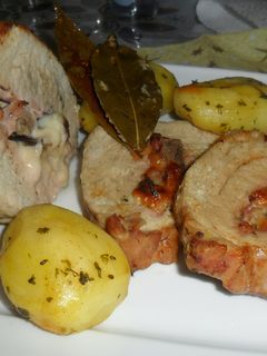 Una foto de Cerdo relleno de jamón, queso y dátiles