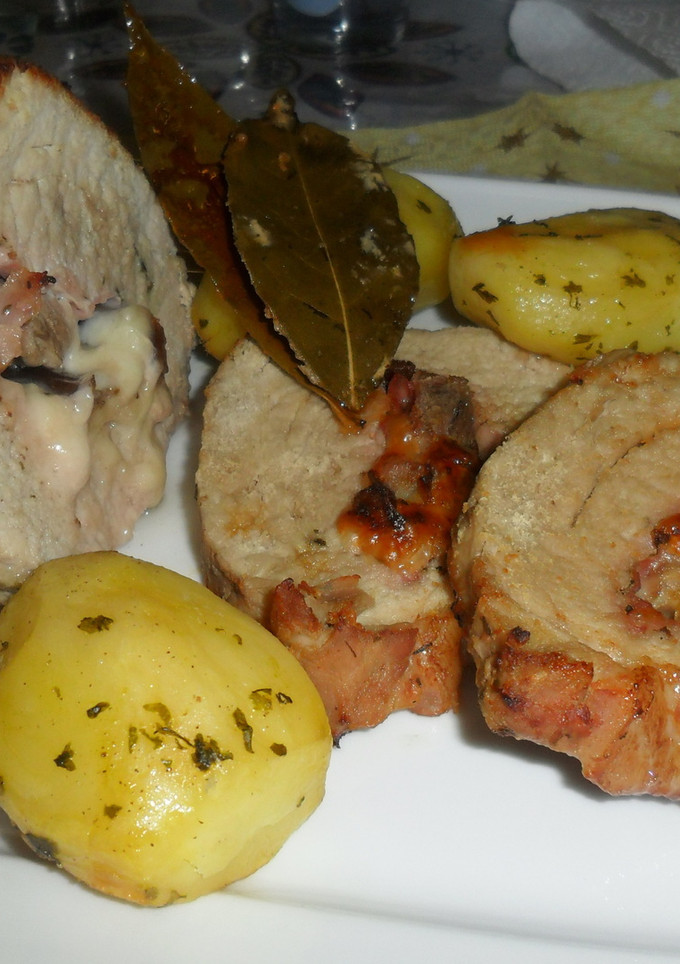 Una foto de Cerdo relleno de jamón, queso y dátiles