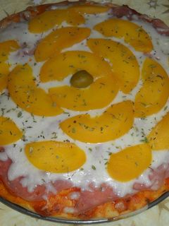 Una foto de Pizza tropical con melocotón en almíbar