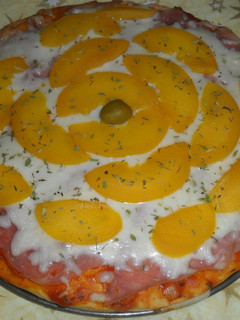 Una foto de Pizza tropical con melocotón en almíbar