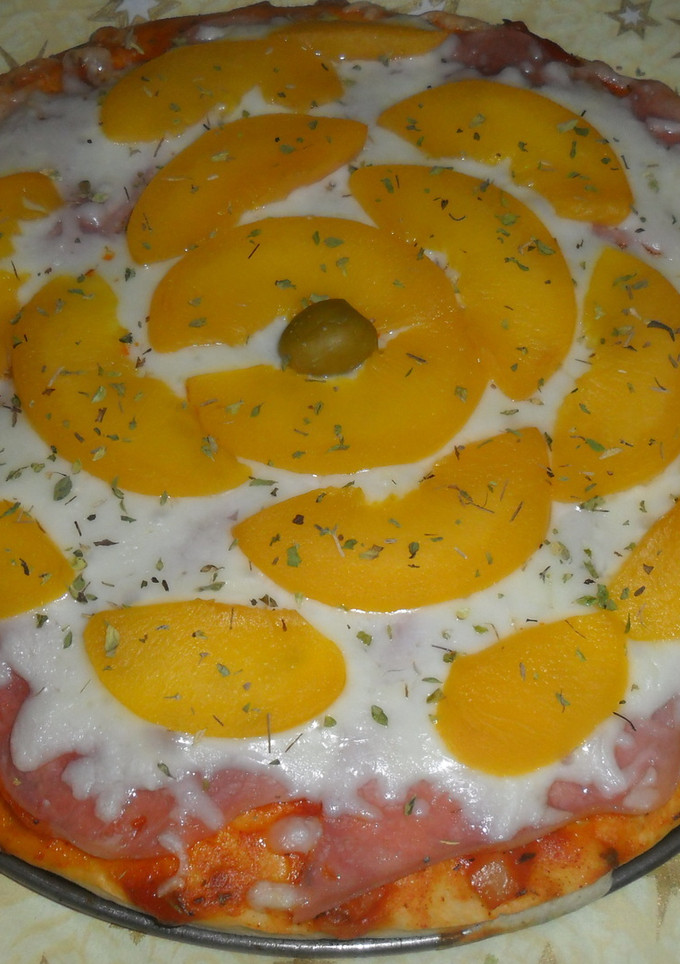 Una foto de Pizza tropical con melocotón en almíbar
