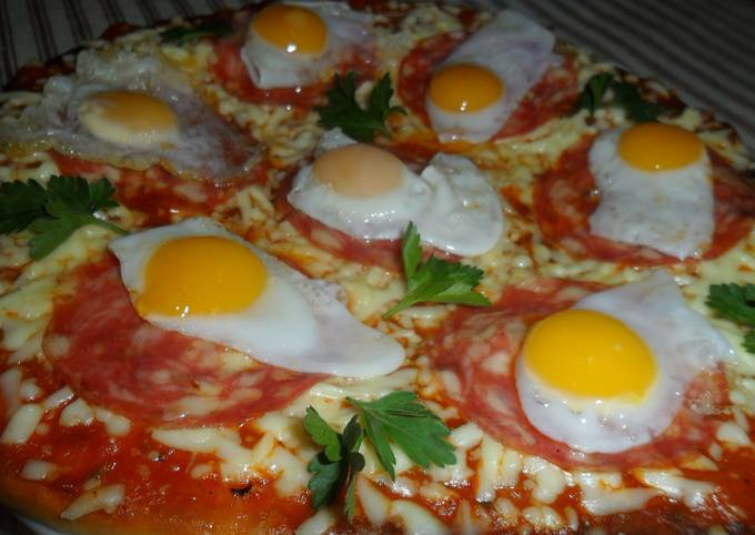 Foto principal de Pizza con salame y huevos de codorniz

