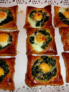 Una foto de Hojaldres de espinacas y huevos de codorniz