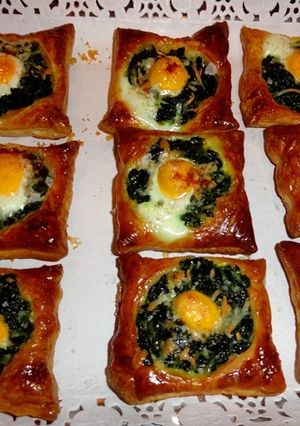 Una foto de Hojaldres de espinacas y huevos de codorniz