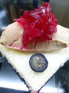 Una foto de Canapé de foie con mermelada de tomate