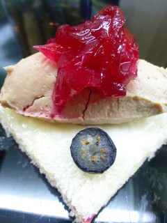 Una foto de Canapé de foie con mermelada de tomate
