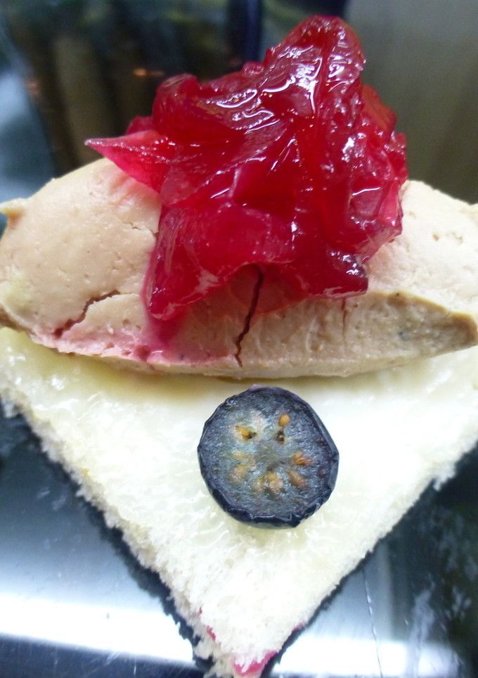 Una foto de Canapé de foie con mermelada de tomate