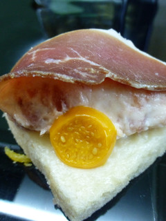 Una foto de Canapé de jamón y naranja