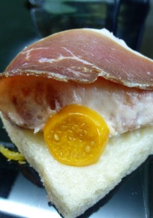Una foto de Canapé de jamón y naranja