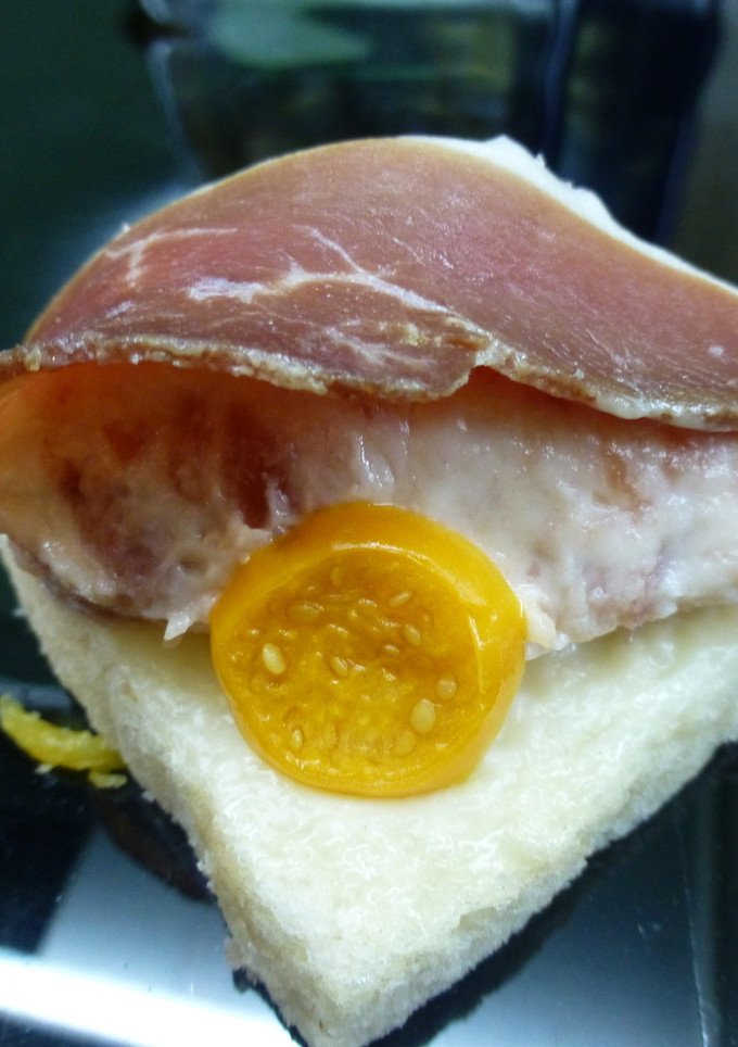 Una foto de Canapé de jamón y naranja