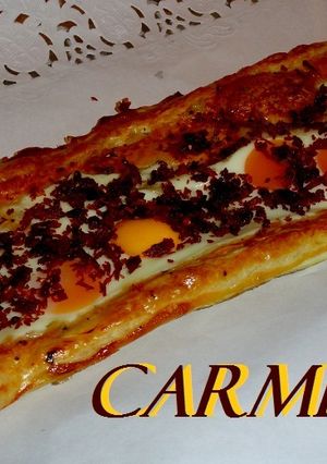 Una foto de Banda de hojaldre con huevos y virutas de jamón