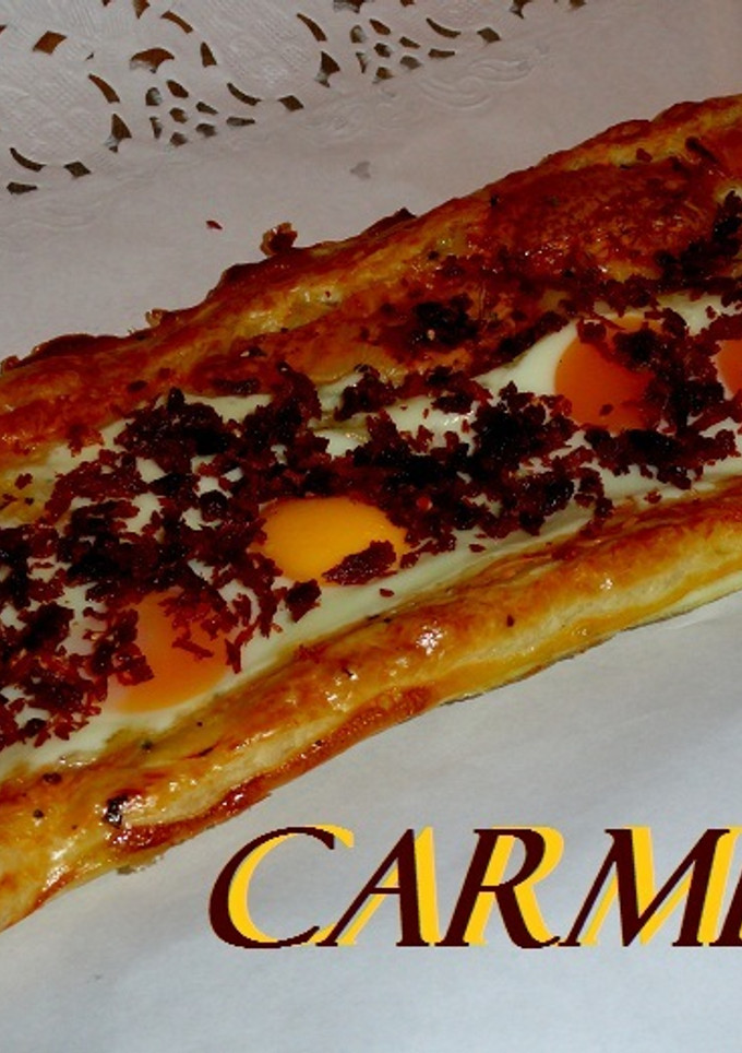 Una foto de Banda de hojaldre con huevos y virutas de jamón