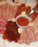 Entrantes de embutidos, salmón y quesos