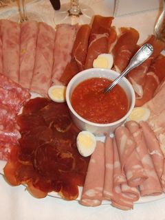 Una foto de Entrantes de embutidos, salmón y quesos