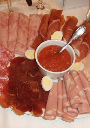Una foto de Entrantes de embutidos, salmón y quesos