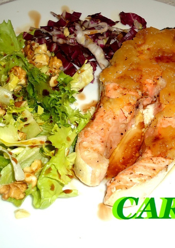 Una foto de Salmón asado con compota de manzana