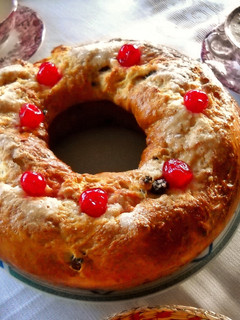 Una foto de Rosca de pan dulce con arándanos, pasas y orejones
