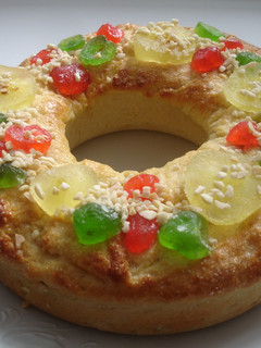 Una foto de Roscón de Reyes con masa de coca boba