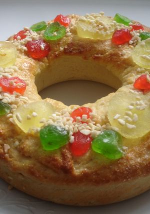 Una foto de Roscón de Reyes con masa de coca boba