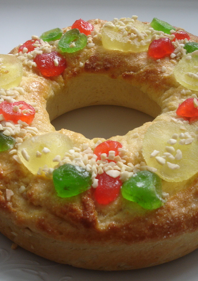 Una foto de Roscón de Reyes con masa de coca boba