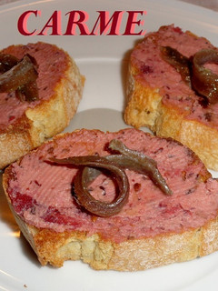Una foto de Tostas con paté al camembert con arándanos