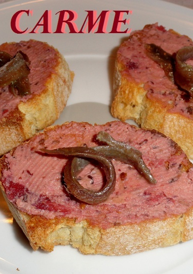 Una foto de Tostas con paté al camembert con arándanos