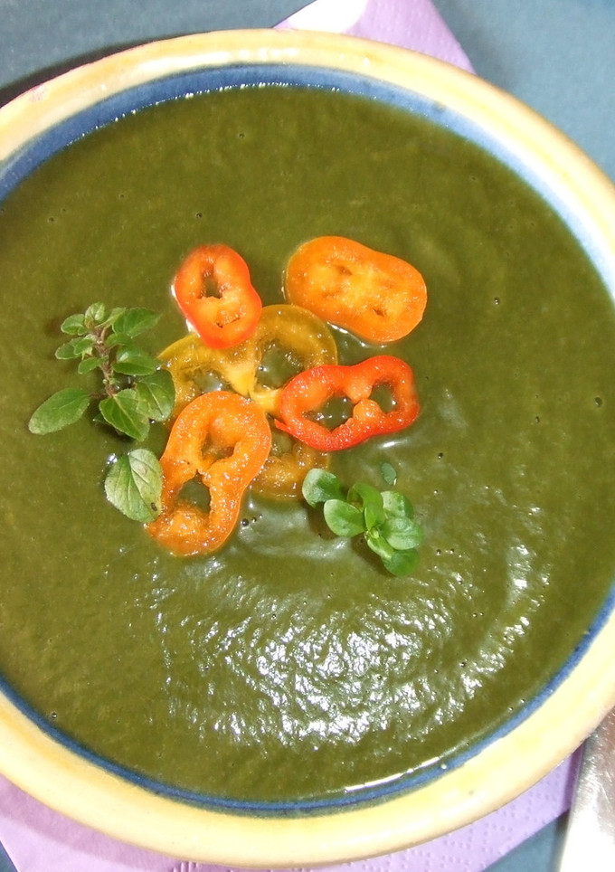 Una foto de Sopa verde de invierno