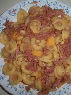 Una foto de Ensalada de cappelletti, atún y queso