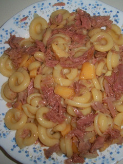 Una foto de Ensalada de cappelletti, atún y queso