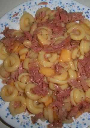 Una foto de Ensalada de cappelletti, atún y queso