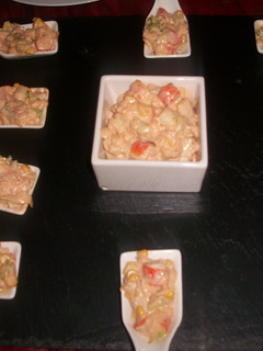 Una foto de Cucharitas de ensaladilla de marisco con salsa rosa