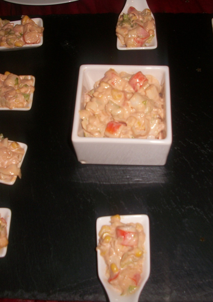 Una foto de Cucharitas de ensaladilla de marisco con salsa rosa