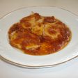 Lomo de cerdo mechado con salsa de tomate