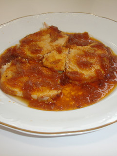 Una foto de Lomo de cerdo mechado con salsa de tomate