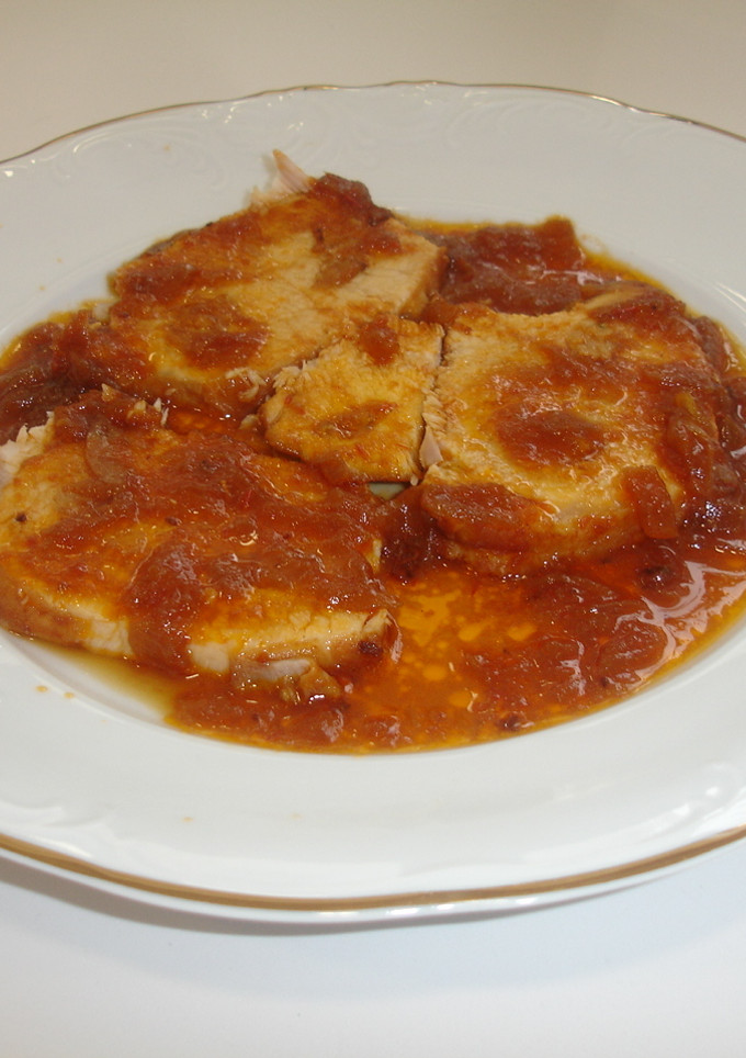 Una foto de Lomo de cerdo mechado con salsa de tomate