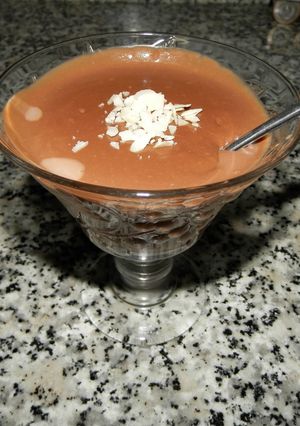 Una foto de Crema de turrón y chocolate