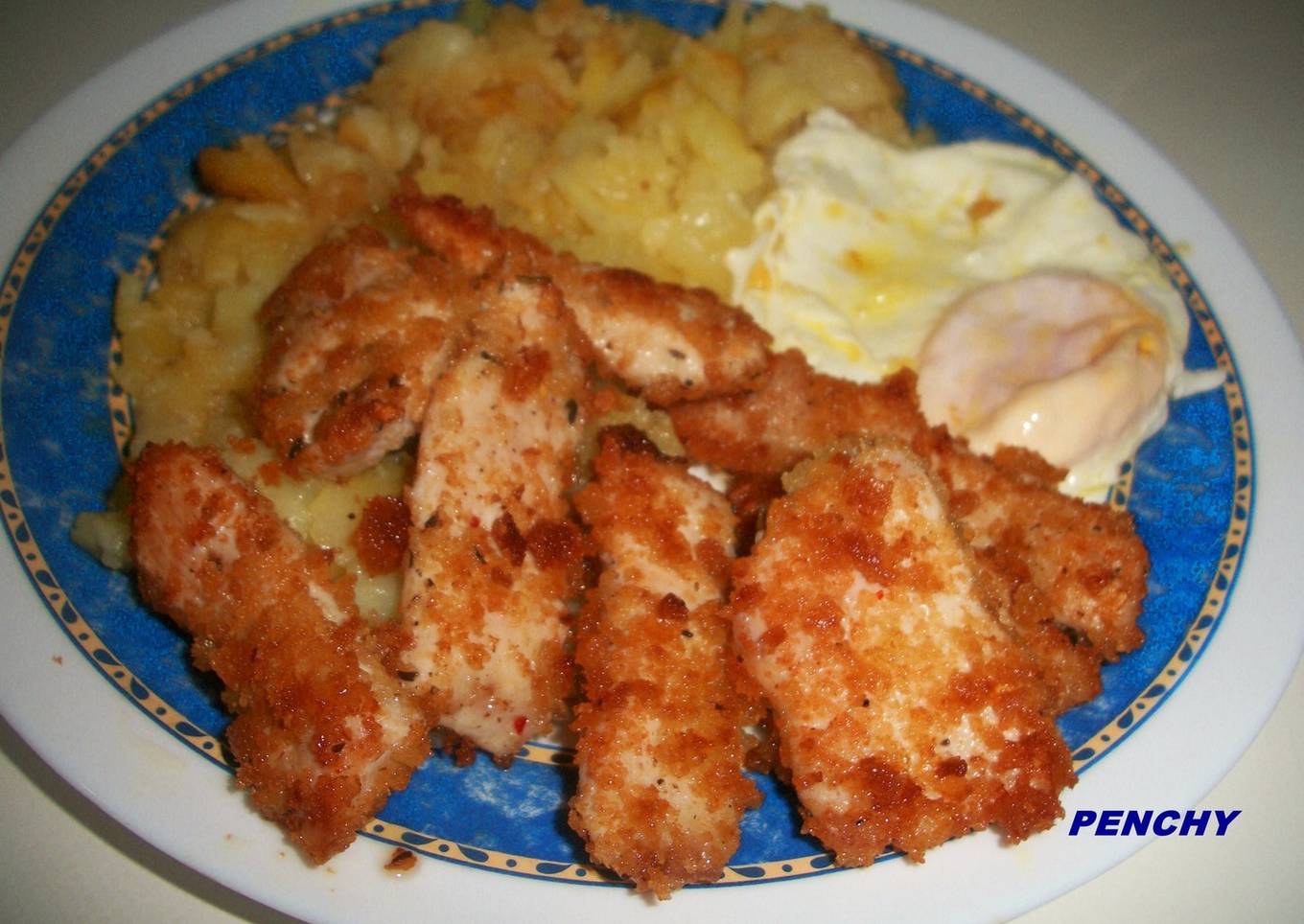 Tiritas de pollo maceradas en plato combinado<br />