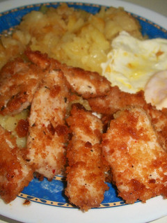 Una foto de Tiritas de pollo maceradas en plato combinado