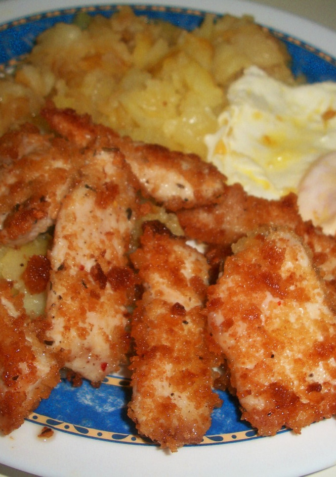 Una foto de Tiritas de pollo maceradas en plato combinado