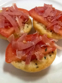 Una foto de Pan de ajo con tomate y jamón