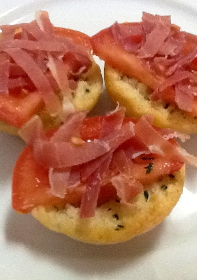 Una foto de Pan de ajo con tomate y jamón