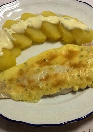 Una foto de Merluza al horno con alioli
