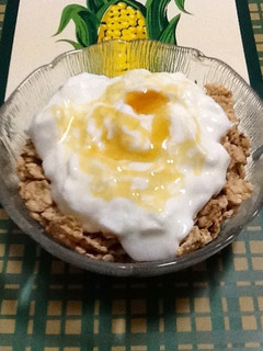 Una foto de Cereales integrales con yogur y miel