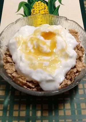 Una foto de Cereales integrales con yogur y miel